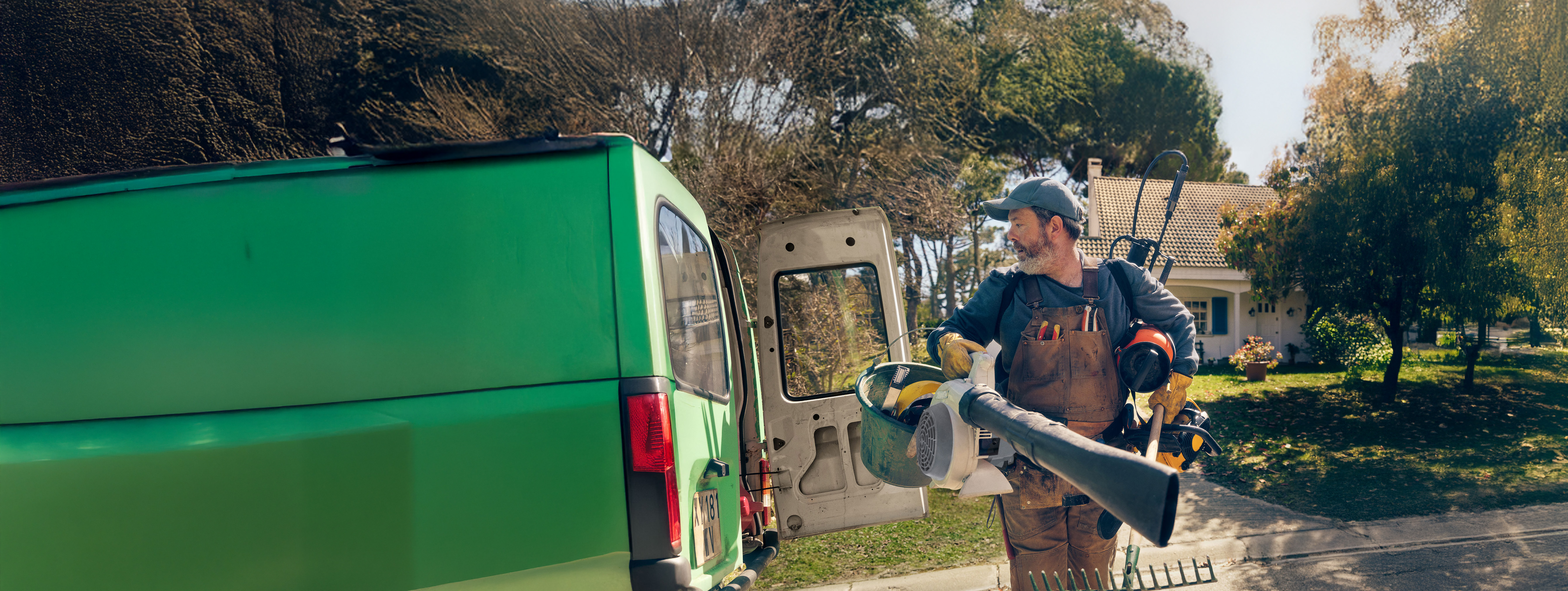 Indépendant travaille dans sa petite entreprise assuré par l’AXA Business Pack.