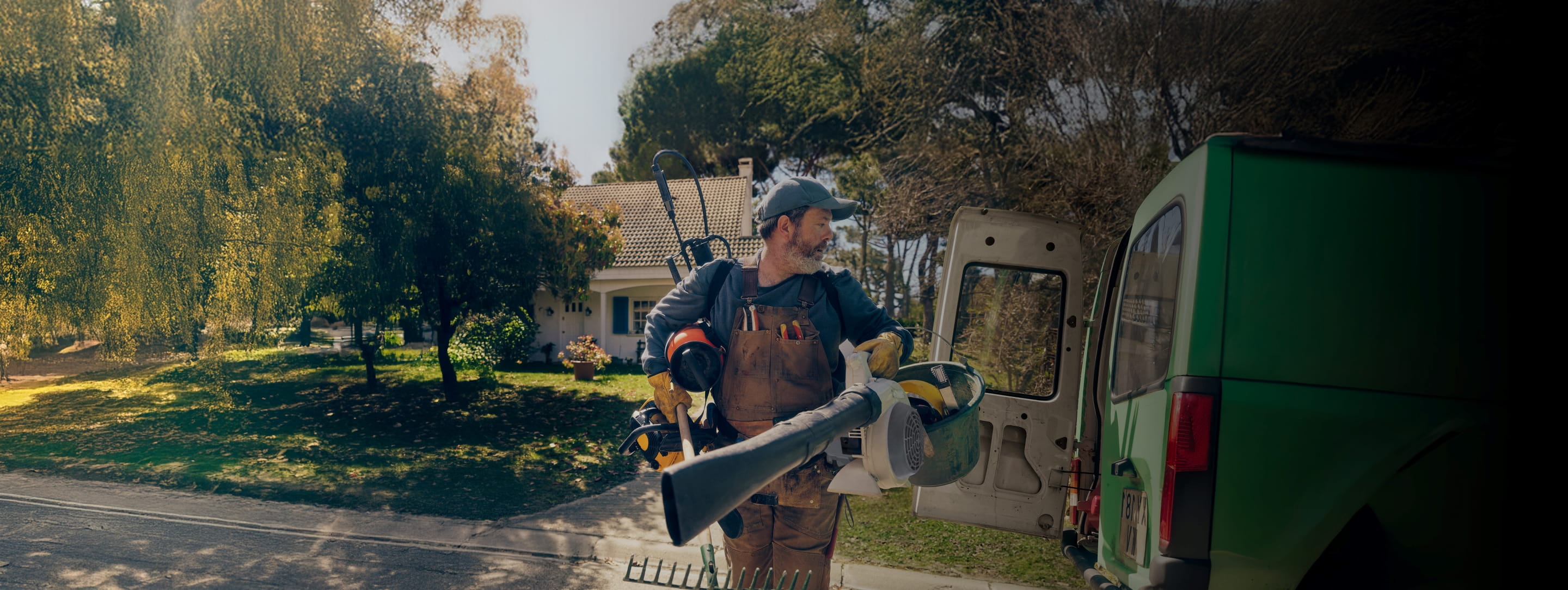 Medewerker van een kmo werkt met een gerust gemoed dankzij een professionele verzekering.