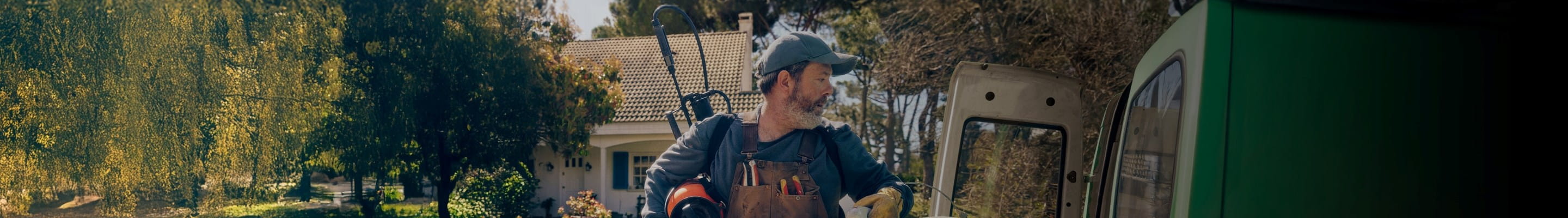 Travailleur qui travaille en toute sécurité grâce à une assurance pour professionnels.