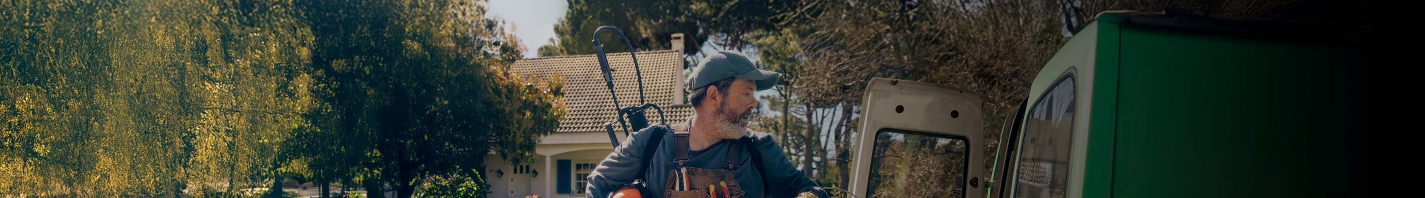 Travailleur qui travaille en toute sécurité grâce à une assurance pour professionnels.