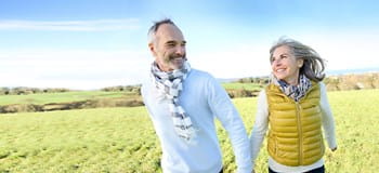 Couple retraité qui profite de l’épargne-pension