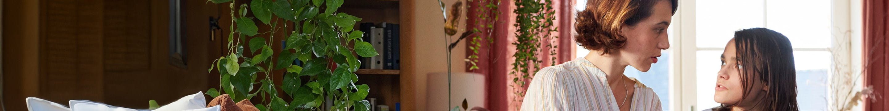 Een moeder troost haar kind dat slachtoffer is van pesten op school.