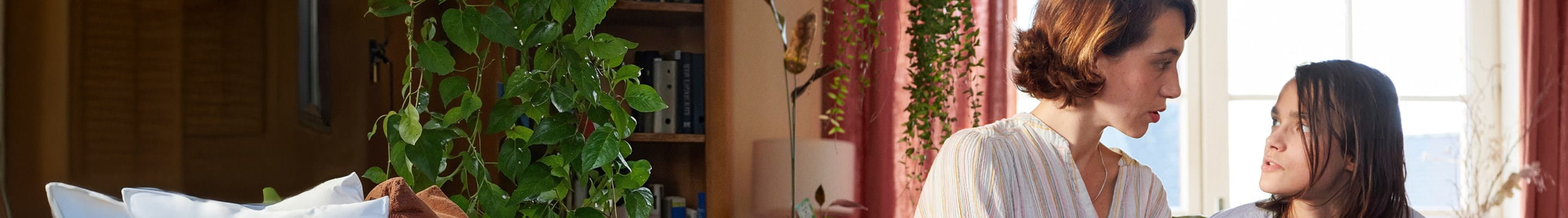 Een moeder troost haar kind dat slachtoffer is van pesten op school.