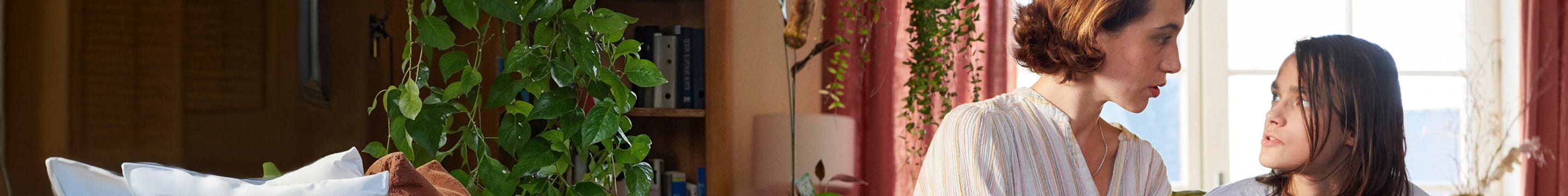 Une mère console son enfant victime de harcèlement scolaire.