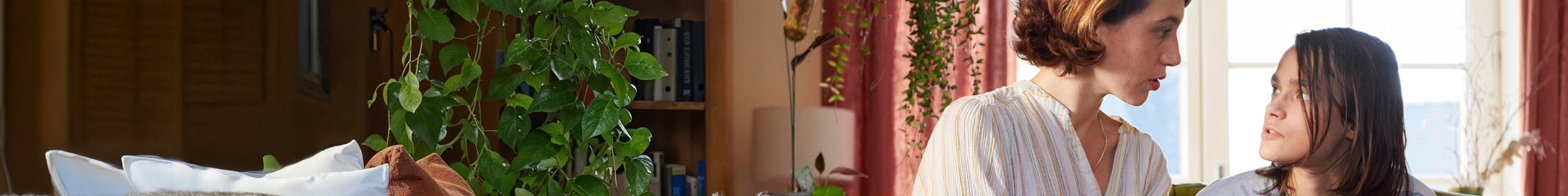 Une mère console son enfant victime de harcèlement scolaire.