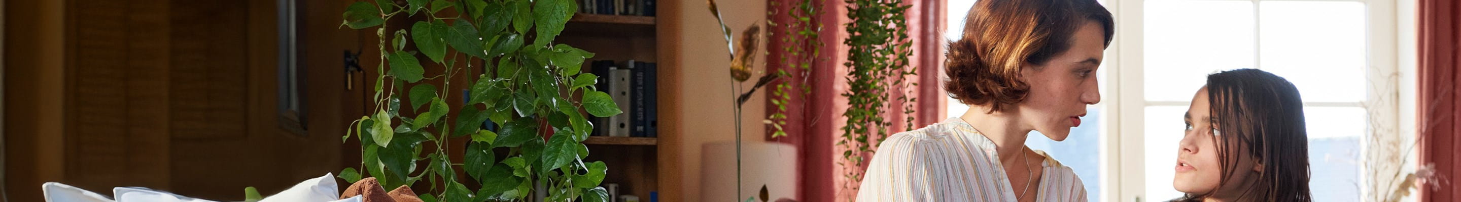 Une mère console son enfant victime de harcèlement scolaire.