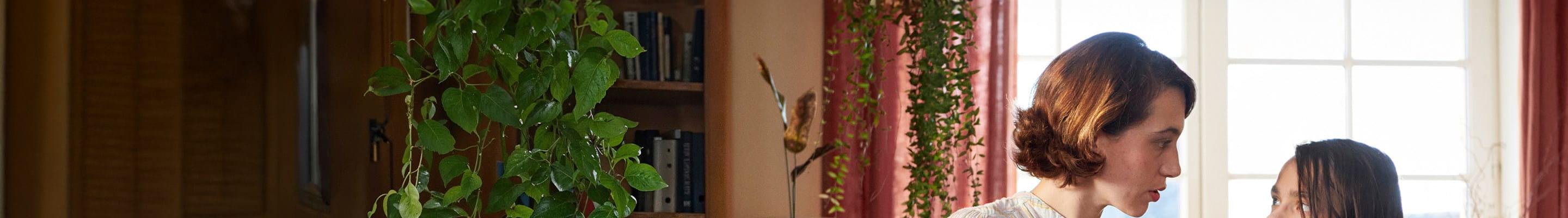 Une mère console son enfant victime de harcèlement scolaire.