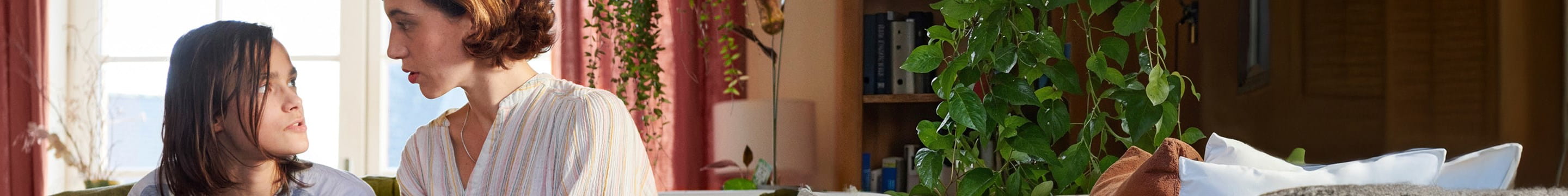 Une mère console son enfant victime de harcèlement scolaire.