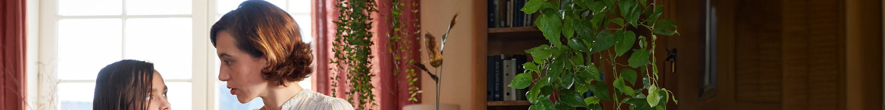 Une mère console son enfant victime de harcèlement scolaire.