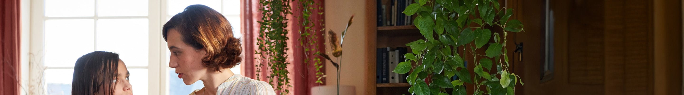 Une mère console son enfant victime de harcèlement scolaire.