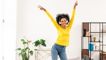 Jeune couple content de l'achat de leur nouvelle maison et choisissant l'assurance Habitation AXA