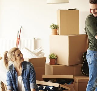 Couple déménageant après leur achat immobilier.