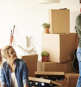 Koppel verhuist na de aankoop van hun woning.