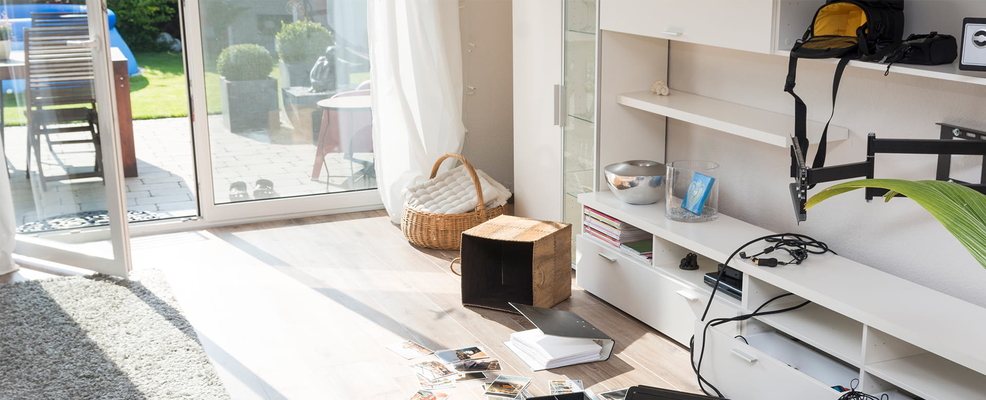 Maison en désordre après un cambriolage.
