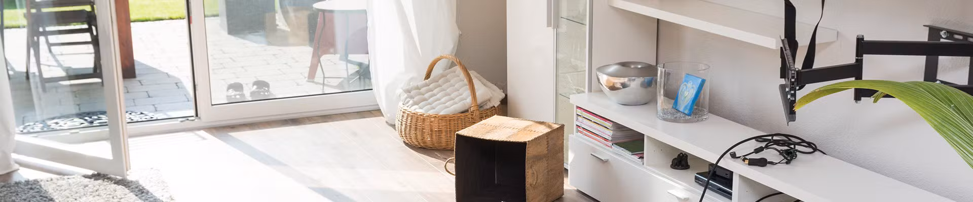 Maison en désordre après un cambriolage.