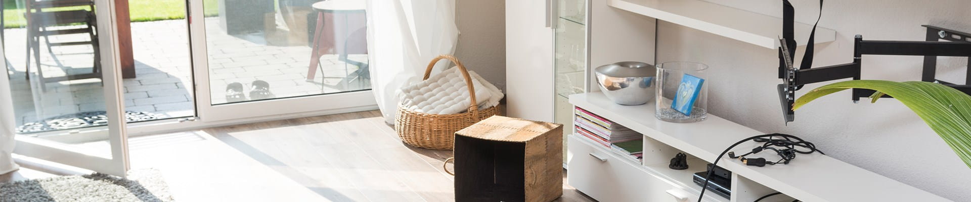 Huis waarvan de achterdeur openstaat, wat het risico op een woninginbraak verhoogt.