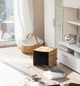 Maison en désordre après un cambriolage.