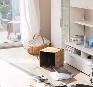 Maison en désordre après un cambriolage.