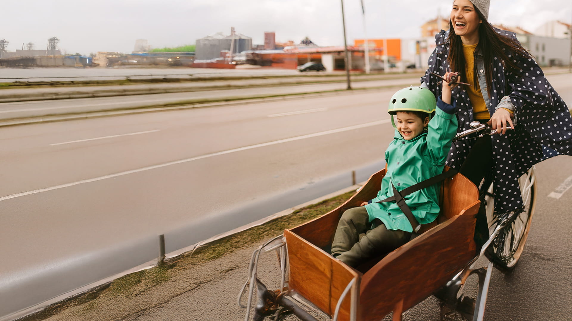 Femme et son enfant qui roulent à vélo, en sécurité grâce à l’assurance Vélo d’AXA.