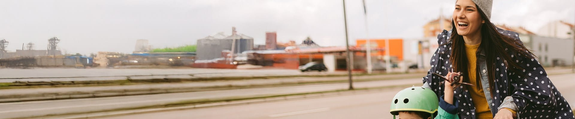 Femme et son enfant qui roulent à vélo, en sécurité grâce à l’assurance Vélo d’AXA.