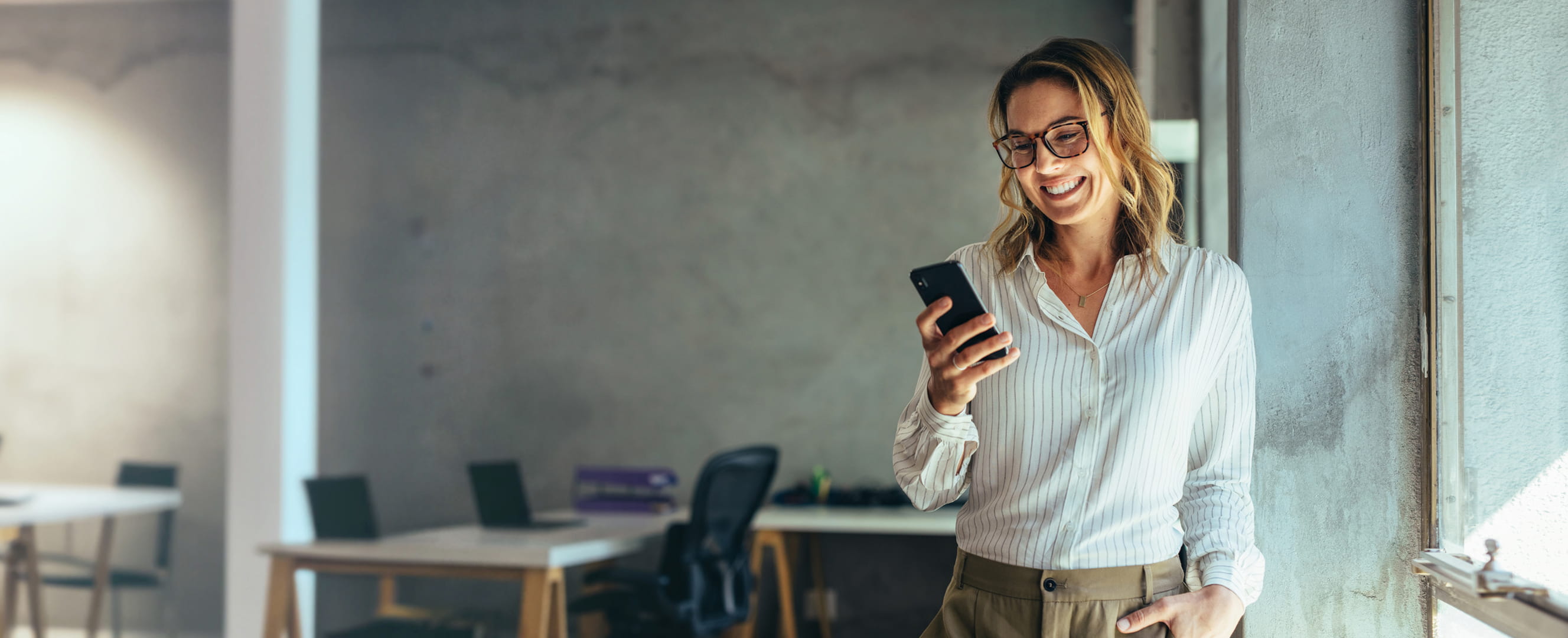 Indépendante consulte sur son téléphone les détails de son assurance revenu garanti.