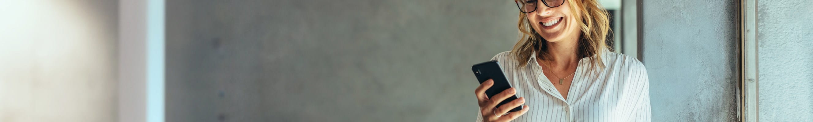 Onderneemster bekijkt op haar gsm de details van haar verzekering gewaarborgd inkomen.