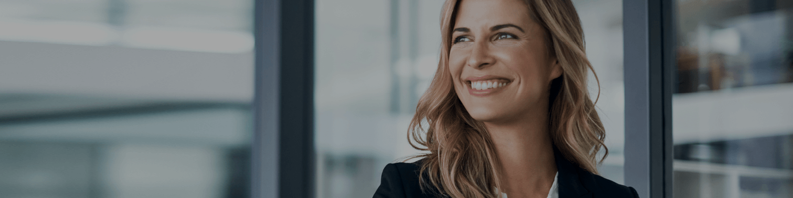 Femme souriante assurée par AXA