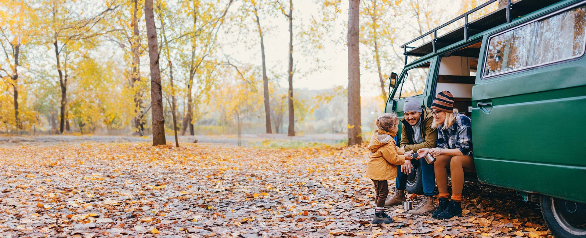 Een gezin geniet van een reis met hun bestelwagen, gedekt door de Bestelwagenverzekering van AXA. 