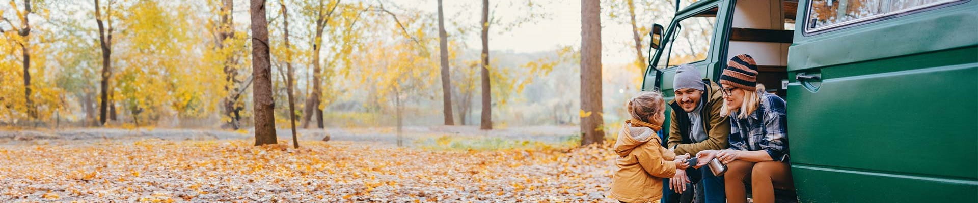 Famille qui profite d’un voyage en Van, couverts par l’assurance camionnette d’AXA.