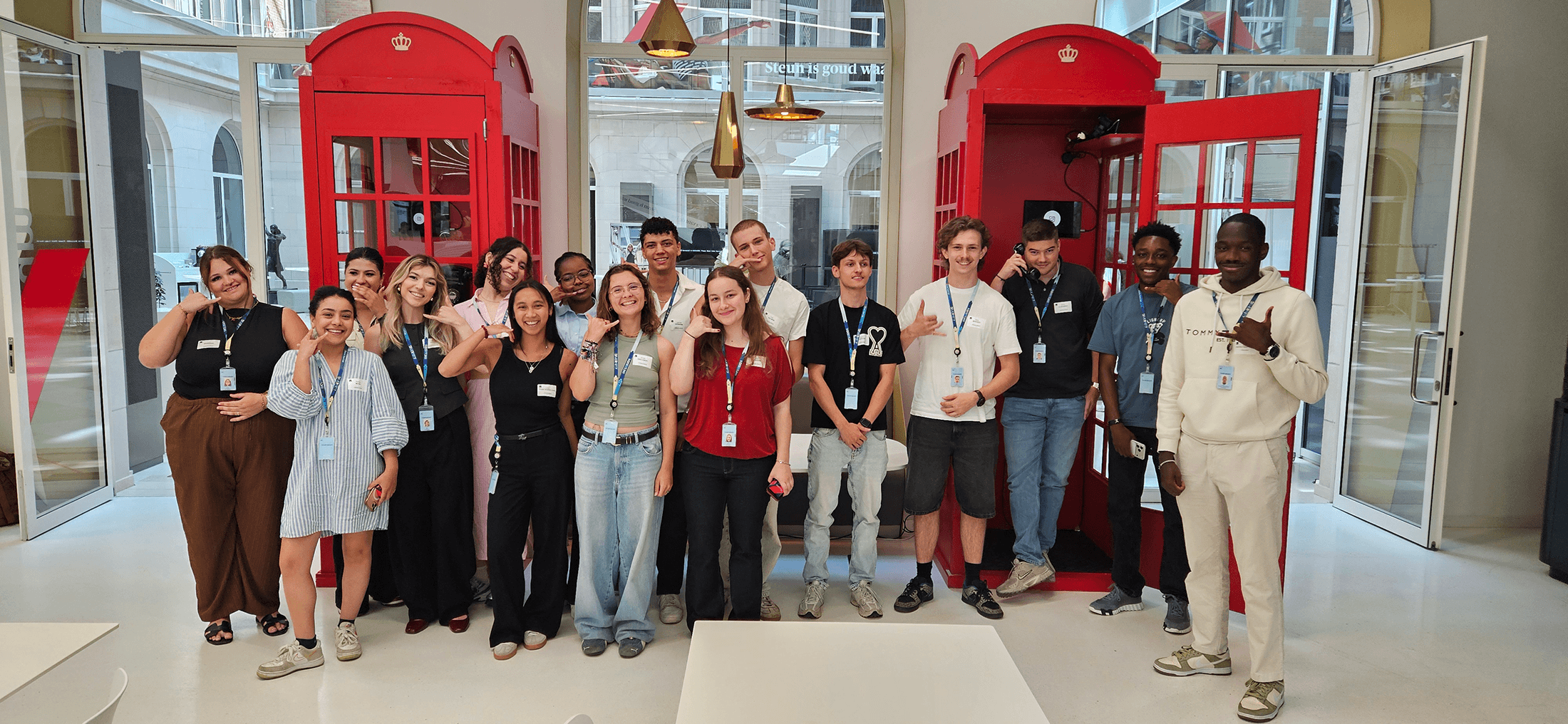 Photo d’étudiants jobistes chez AXA lors de la formation sur la gestion des appels téléphoniques et l’utilisation de l’agent AI