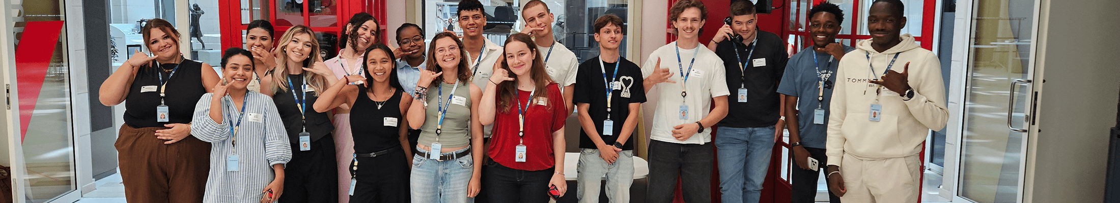 Foto van jobstudenten bij AXA tijdens een opleiding over telefonische gesprekken en het gebruik van de AI-agent.