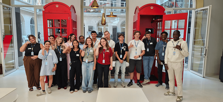 Photo d’étudiants jobistes chez AXA lors de la formation sur la gestion des appels téléphoniques et l’utilisation de l’agent AI