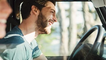 Conducteur de voiture heureux