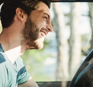 Conducteur de voiture heureux