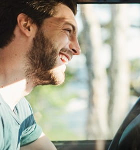 Bestuurder rijdt met een gerust gemoed dankzij zijn autoverzekering.