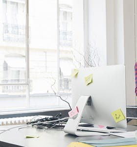 Twee vrouwen in een kantoor die de spaarformules voor een aanvullend pensioen voor startende zelfstandigen bekijken.