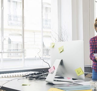 Deux femmes dans un bureau examinent les formules d'épargne pour une pension complémentaire