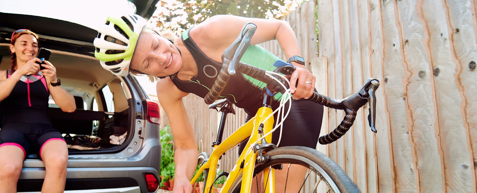 Cycliste heureuse avec son nouveau vélo