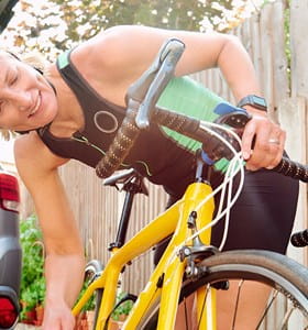 Cycliste heureuse avec son nouveau vélo