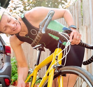 Cycliste heureuse avec son nouveau vélo