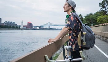 Student geniet van een zorgeloos Erasmusverblijf door een aanvullende reisbijstandsverzekering.