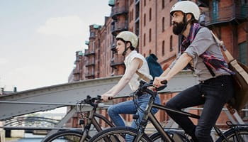 Fietsers beleven een aangename rit omdat de elektrische batterij van hun fiets goed onderhouden wordt.