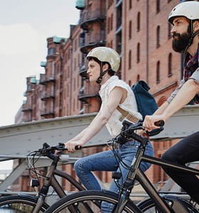 Fietsers beleven een aangename rit omdat de elektrische batterij van hun fiets goed onderhouden wordt.