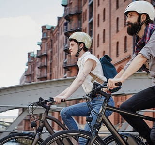 Fietsers beleven een aangename rit omdat de elektrische batterij van hun fiets goed onderhouden wordt.