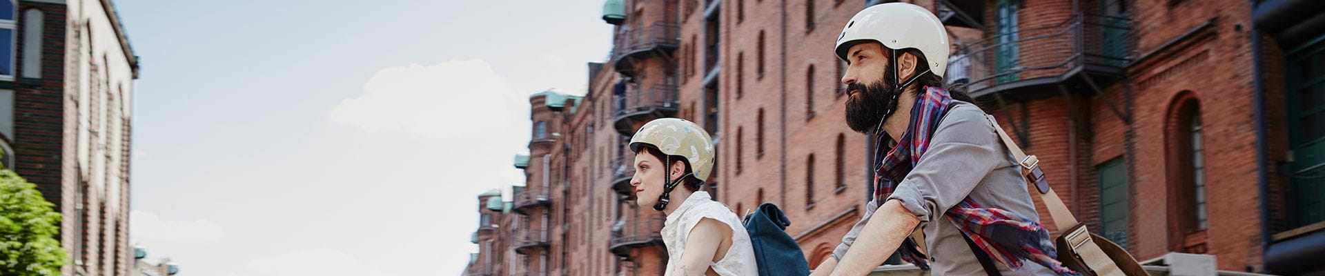 Cyclistes qui font du vélo électrique en ville