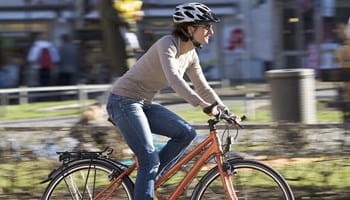 Femme à vélo en ville qui respecte les règles de sécurité