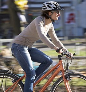 Femme à vélo en ville qui respecte les règles de sécurité