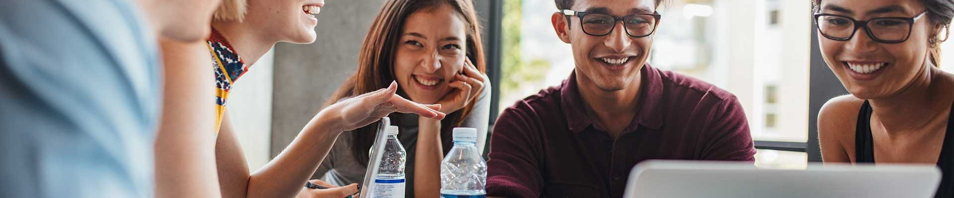 Studenten praten over studeren in het buitenland en Erasmusverblijven