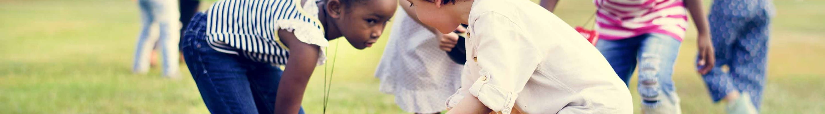 Enfants sur une plaine de vacances, géré par un jobiste
