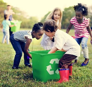 Spelende kinderen tijdens de speelpleinwerking in de zomervakantie